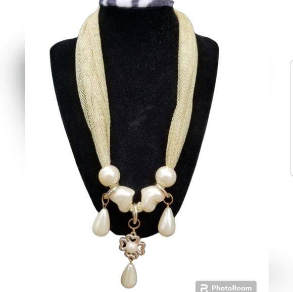 VINTAGE GOLDTONED MESH FABRIC NECKLACE WITH FAUX PEARL & GOLDTONE PENDANTS - Picture 1 of 6